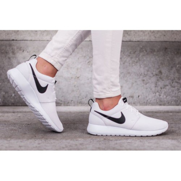 NIKE White Casual Shoes - Picture 2 of 8